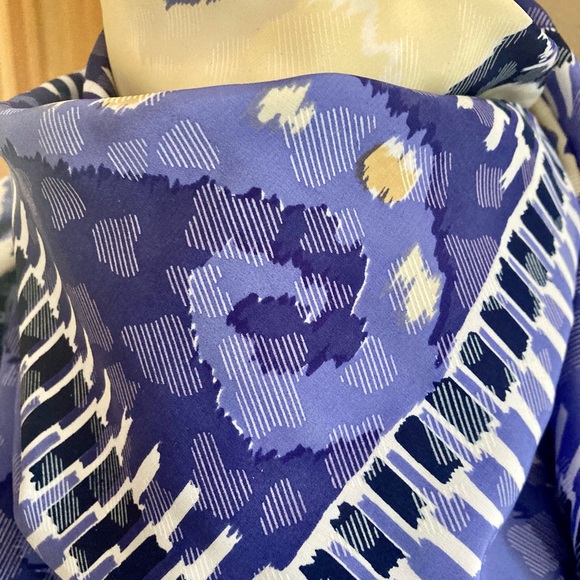 BLUE square scarf - Picture 7 of 10